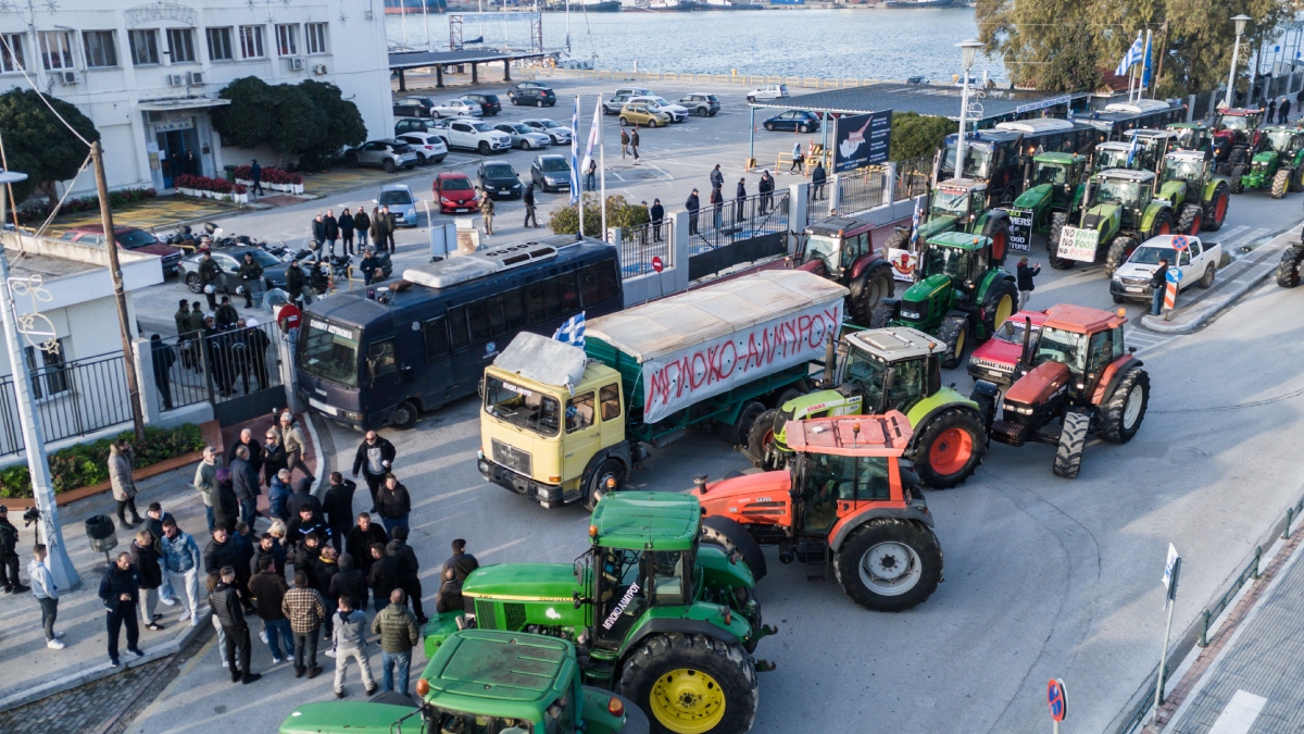 Οι αγρότες έβαλαν “πλώρη” για τον αποκλεισμό του λιμανιού του Βόλου – Στην είσοδο τα πρώτα τρακτέρ, ισχυρή παρουσία των ΜΑΤ (βίντεο)