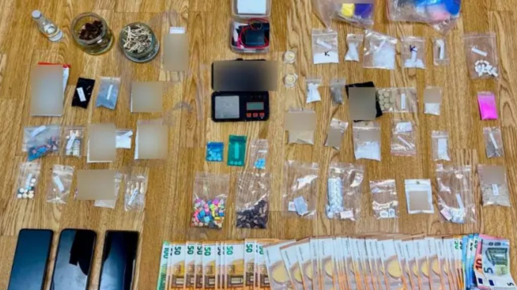 Χειροπέδες σε 49χρονο DJ στο κέντρο της Αθήνας – Είχε μετατρέψει διαμέρισμα σε “αποθήκη” ναρκωτικών, τι εντοπίστηκε