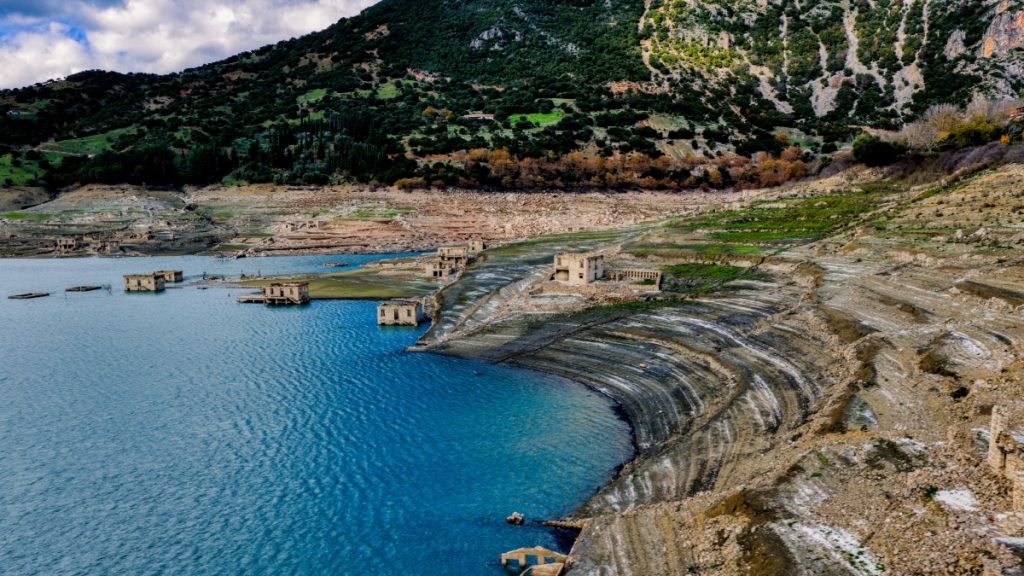 Νέες αποκαρδιωτικές εικόνες από τη λίμνη του Μόρνου – Ακόμα πιο εμφανή τα σημάδια της λειψυδρίας