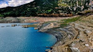 Νέες αποκαρδιωτικές εικόνες από τη λίμνη του Μόρνου – Ακόμα πιο εμφανή τα σημάδια της λειψυδρίας