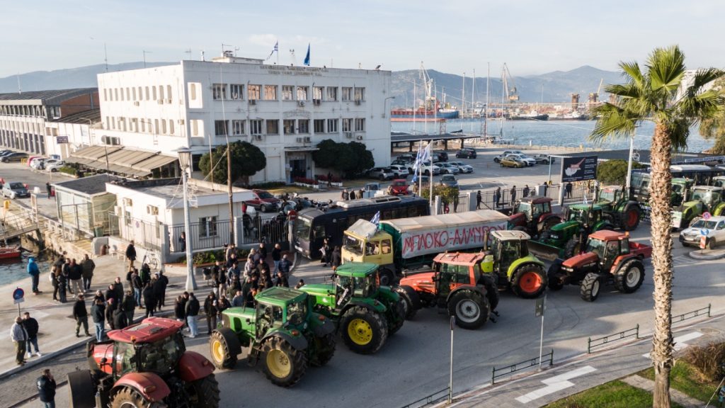 Βόλος: Σε κλοιό αγροτών και αλιέων το λιμάνι – Διορία να φύγουν έως τις 13:00, μετά από εισαγγελική παρέμβαση (βίντεο)