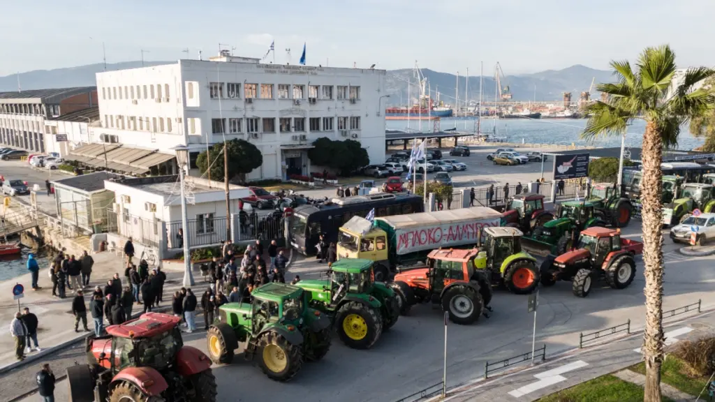 Βόλος: Έφυγαν τα τρακτέρ και οι τράτες από το λιμάνι μετά τον πολύωρο αποκλεισμό και το τελεσίγραφο (βίντεο)