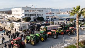 Βόλος: Σε κλοιό αγροτών και αλιέων το λιμάνι – Διορία να φύγουν έως τις 13:00, μετά από εισαγγελική παρέμβαση (βίντεο)