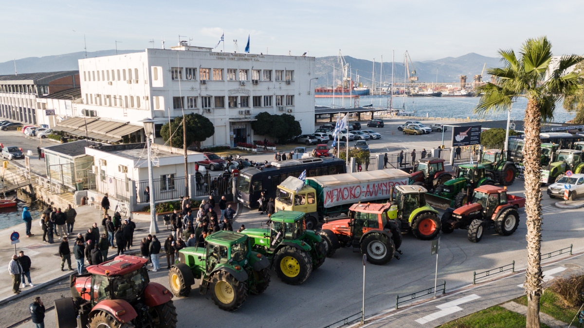 Βόλος: Έφυγαν τα τρακτέρ από το λιμάνι μετά το τελεσίγραφο, παραμένουν τα αγροτικά μηχανήματα και οι κλούβες των ΜΑΤ (βίντεο)
