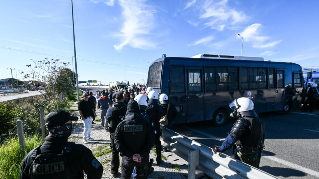 Πάτρα: Χημικά από τα ΜΑΤ κατά αγροτών που επιχειρούσαν να φτάσουν με τα πόδια στη γέφυρα Ρίου-Αντιρρίου (βίντεο)