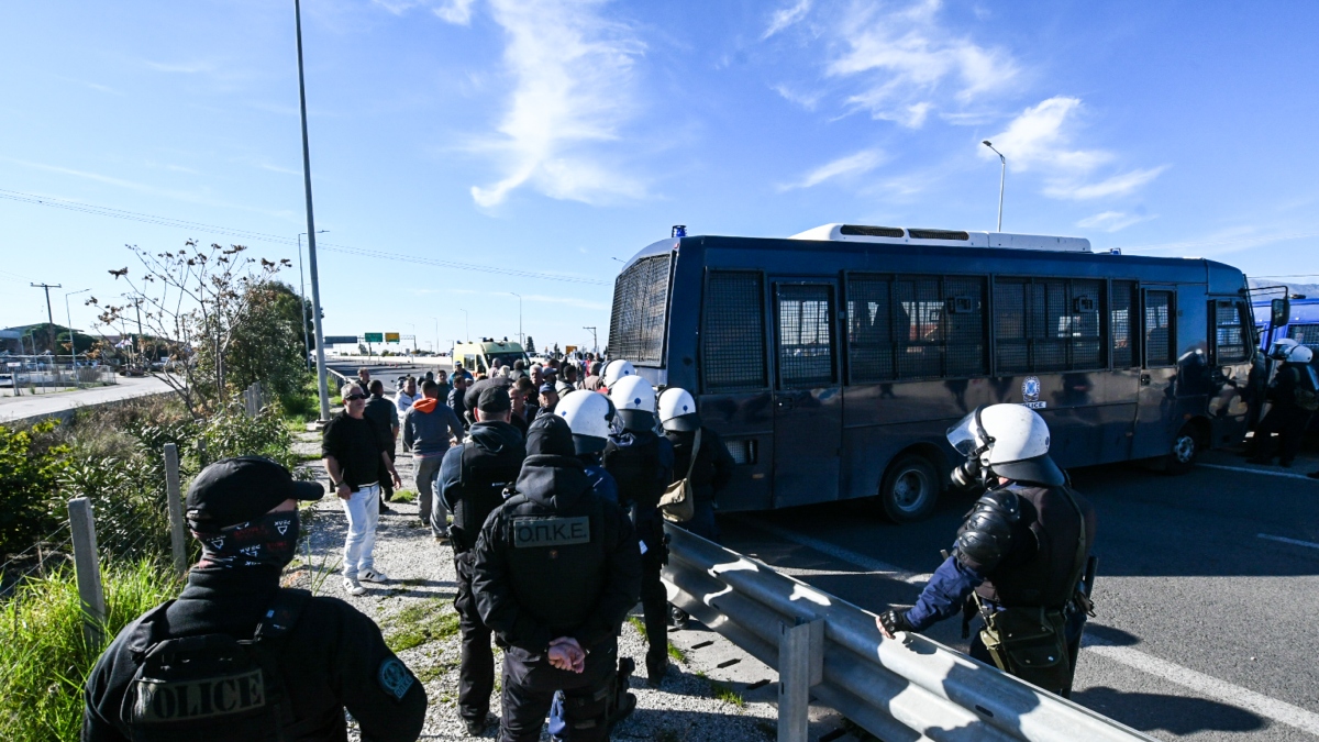 Πάτρα: Χημικά από τα ΜΑΤ κατά αγροτών που επιχειρούσαν να φτάσουν με τα πόδια στη γέφυρα Ρίου-Αντιρρίου (βίντεο)