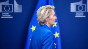 Αυστηρό μήνυμα Φον ντερ Λάιεν στον Τραμπ: “Μην ανακατεύεστε στην ευρωπαϊκή δημοκρατία”