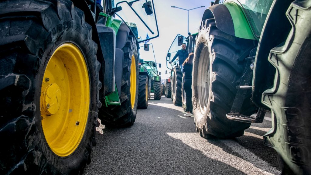 “Φουντώνουν” τα μπλόκα των αγροτών – Έτοιμοι να αποκλείσουν με τα τρακτέρ το λιμάνι της Θεσσαλονίκης σήμερα