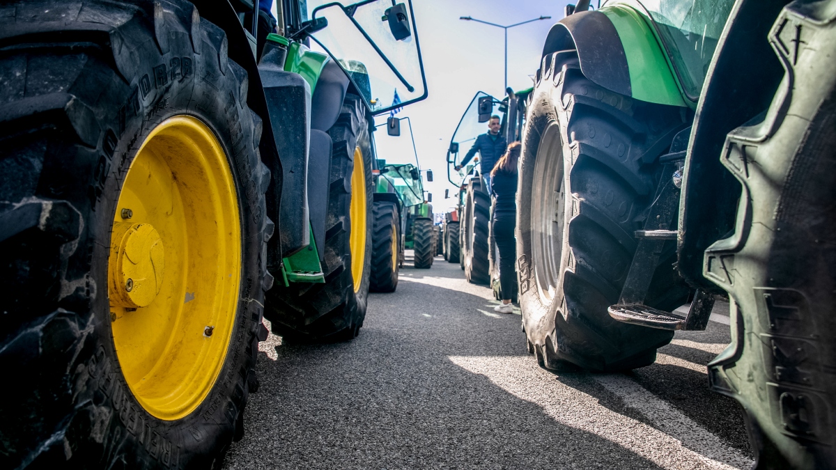 “Φουντώνουν” τα μπλόκα των αγροτών – Έτοιμοι να αποκλείσουν με τα τρακτέρ το λιμάνι της Θεσσαλονίκης σήμερα