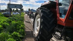 Καθ’ οδόν για το λιμάνι της Θεσσαλονίκης οι αγρότες – Ισχυρές αστυνομικές δυνάμεις στο σημείο (βίντεο)