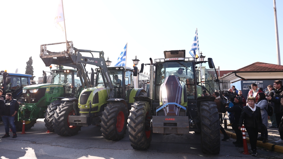 Στο λιμάνι της Θεσσαλονίκης τα τρακτέρ των αγροτών – Απέκλεισαν την κεντρική πύλη του επιβατικού σταθμού (βίντεο)