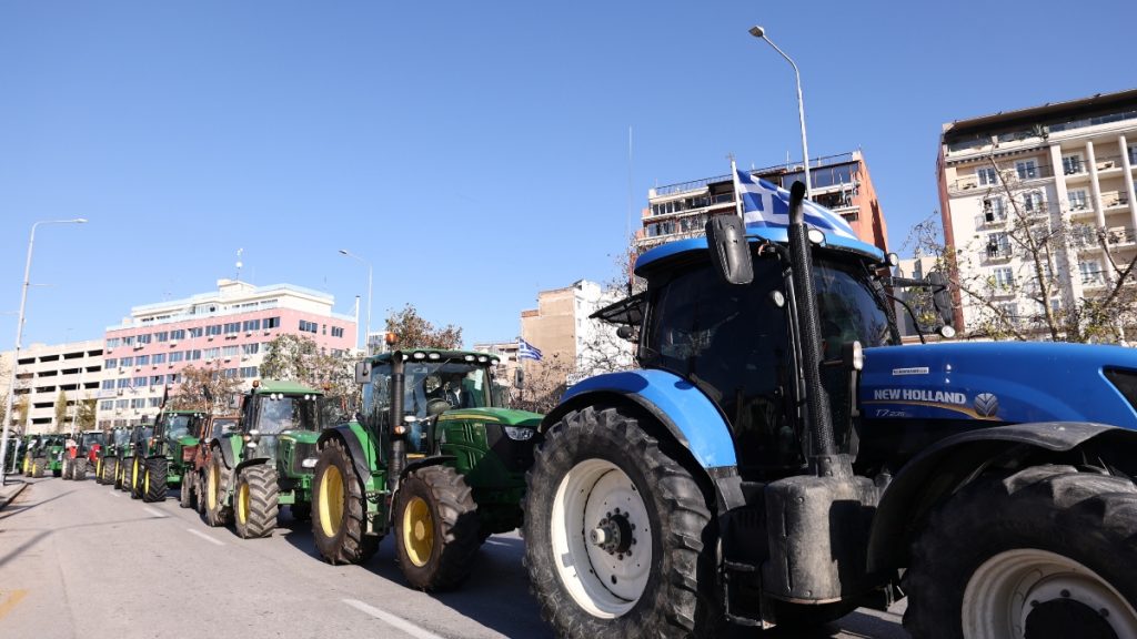 Πάτρα: Στάση αναμονής κρατούν στα μπλόκα αγρότες και κτηνοτρόφοι της Δυτικής Ελλάδας