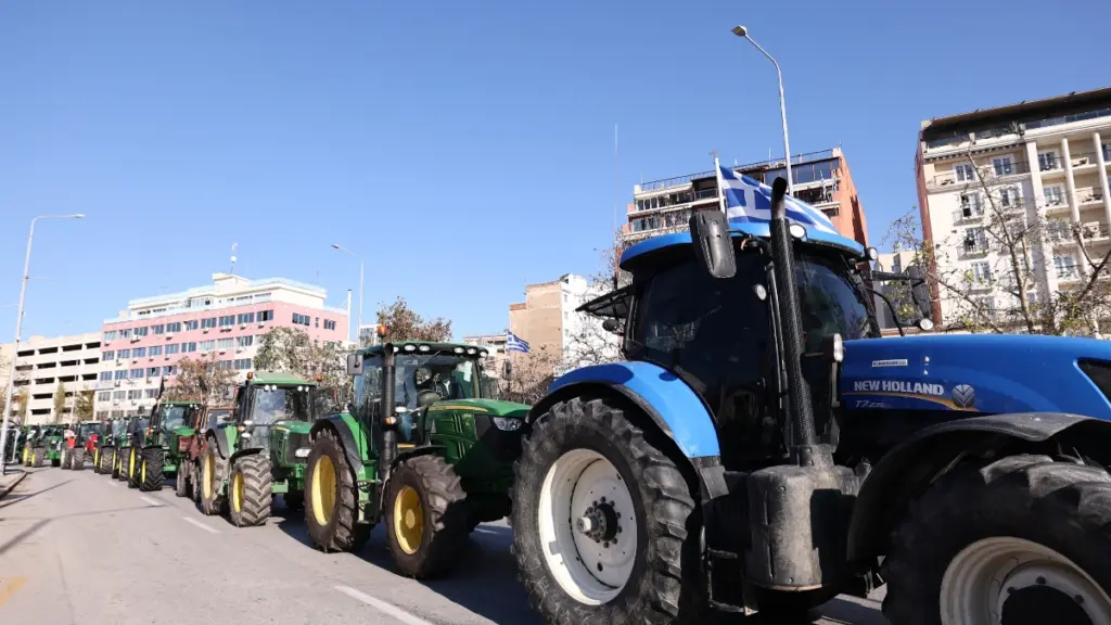 Πάτρα: Στάση αναμονής κρατούν στα μπλόκα αγρότες και κτηνοτρόφοι της Δυτικής Ελλάδας