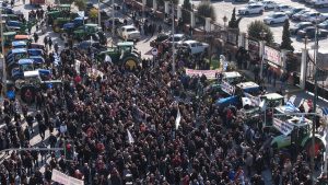 Στο λιμάνι της Θεσσαλονίκης τα τρακτέρ των αγροτών – Απέκλεισαν την κεντρική πύλη του επιβατικού σταθμού (βίντεο)