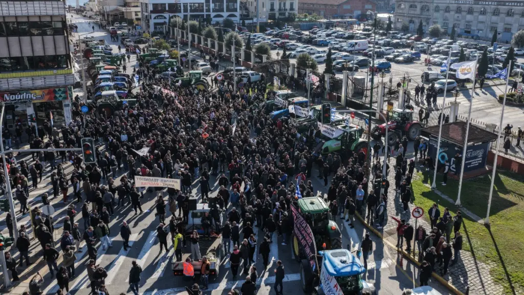 Στο λιμάνι της Θεσσαλονίκης τα τρακτέρ των αγροτών – Απέκλεισαν την κεντρική πύλη του επιβατικού σταθμού (βίντεο)