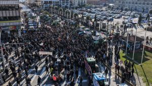 Στο λιμάνι της Θεσσαλονίκης τα τρακτέρ των αγροτών – Απέκλεισαν την κεντρική πύλη του επιβατικού σταθμού (βίντεο)