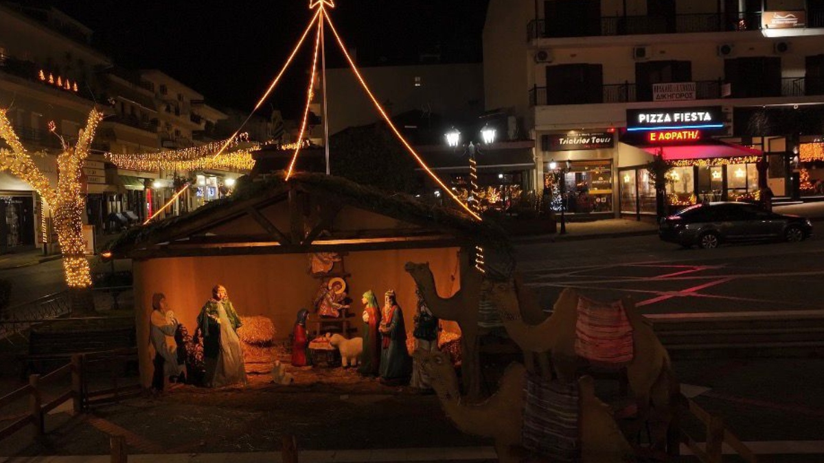 Η Φάτνη στα Μετέωρα: Το μαγευτικό χριστουγεννιάτικο σύμβολο που φωτίζει την Καλαμπάκα