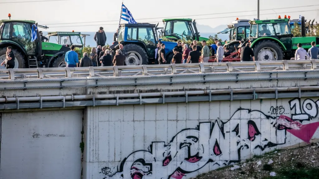Αποφασισμένοι να παραμείνουν στα μπλόκα οι αγρότες μετά το “όχι” στην πρόσκληση Μητσοτάκη