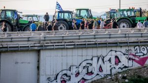 Αποφασισμένοι να παραμείνουν στα μπλόκα οι αγρότες μετά το “όχι” στην πρόσκληση Μητσοτάκη