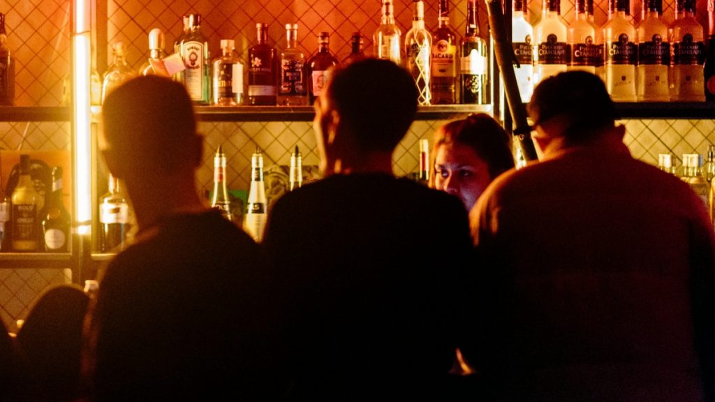 Πειραιάς: Μπαρ σέρβιρε αλκοόλ σε 10 ανήλικους – Συνελήφθη ο υπεύθυνος