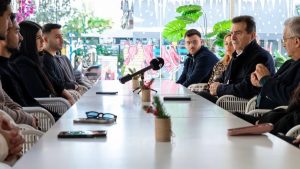 Συνάντηση Χρυσοχοΐδη με νεαρούς Ρομά στην Αγία Βαρβάρα – “Το παράδειγμά σας που μπορεί να αλλάξει την κοινωνία”