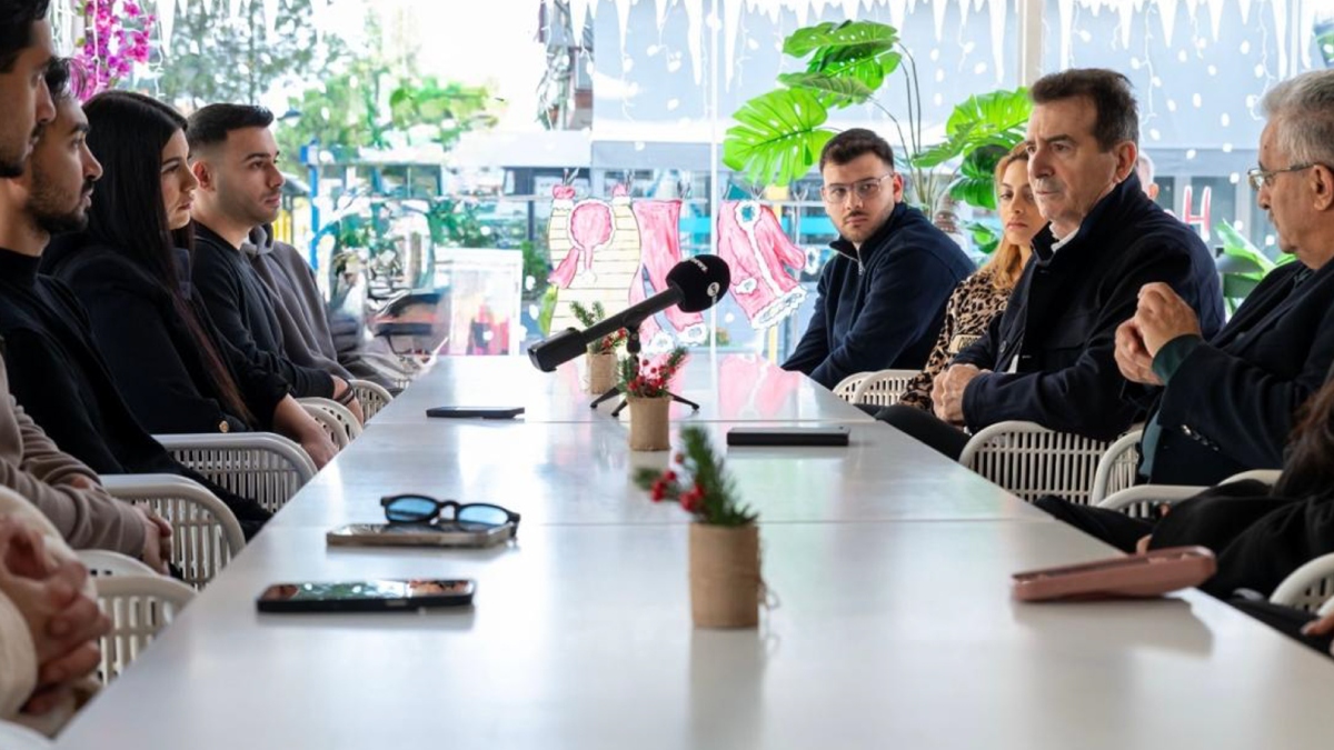 Συνάντηση Χρυσοχοΐδη με νεαρούς Ρομά στην Αγία Βαρβάρα – “Το παράδειγμά σας που μπορεί να αλλάξει την κοινωνία”