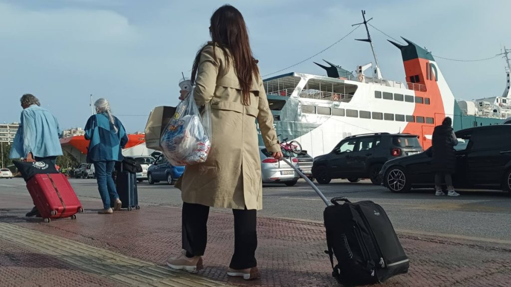 Χριστούγεννα 2025: Έκπτωση έως 50% σε ακτοπλοϊκά και αεροπορικά εισιτήρια – Οι δικαιούχοι