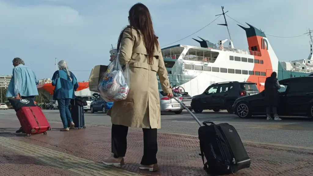 Σε εξέλιξη η έξοδος των εκδρομέων για την Καθαρά Δευτέρα από τα λιμάνια της Αττικής