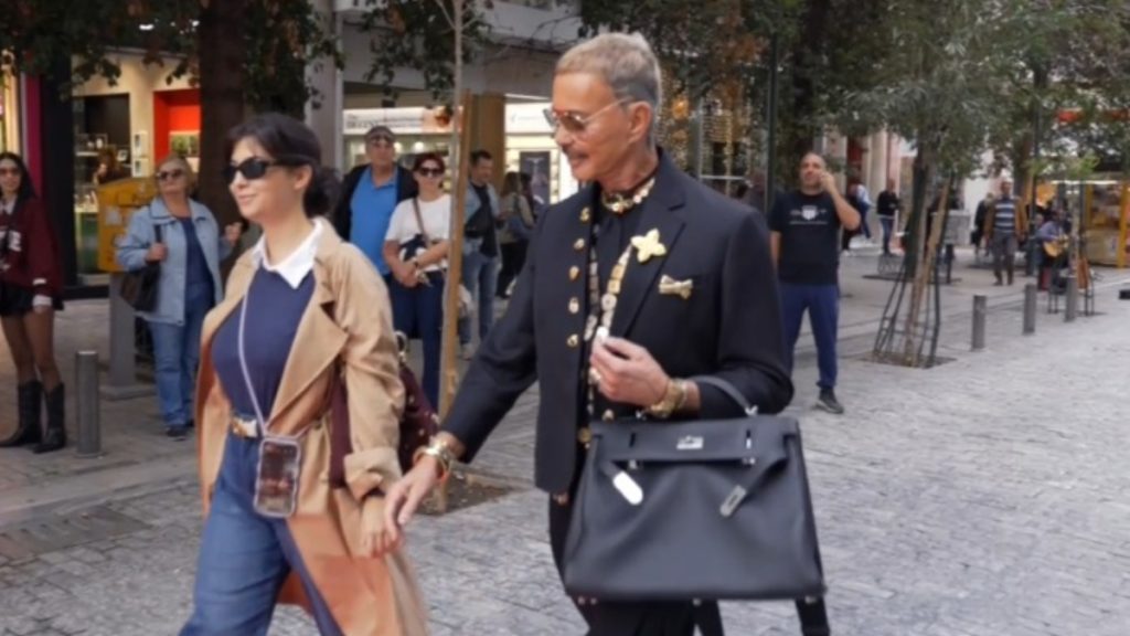Ο Λάκης Γαβαλάς χαρίζει red carpet στιγμές στην καρδιά της Ερμού