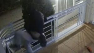 Βάρη: Το ατύχημα ατζαμή κλέφτη που άρπαξε ηλεκτρικό πατίνι από μπαλκόνι (βίντεο)