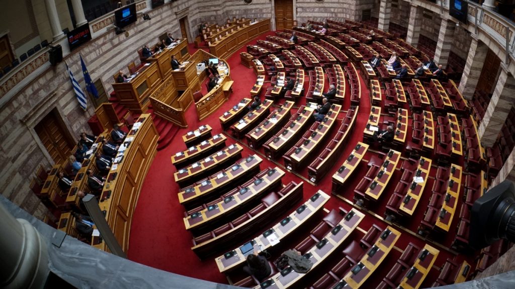 Βουλή: Ψηφίζεται απόψε ο προϋπολογισμός – Τι θα πει ο Μητσοτάκης, νέα μέτρα για το στεγαστικό