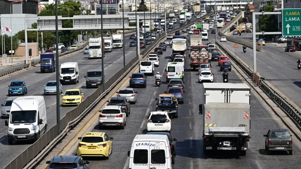 Κίνηση: Ουρές χιλιομέτρων στον Κηφισό – Στο “κόκκινο” λεωφόρος Αθηνών και Βασιλέως Κωνσταντίνου