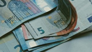 “Βρέχει” χρήματα: Από αύριο Τετάρτη η προπληρωμή επιδομάτων, παροχών και δώρου Χριστουγέννων από τη ΔΥΠΑ