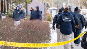 Επίθεση στο πανεπιστήμιο Brown: Ασύλληπτος ο δράστης – Στη δημοσιότητα νέες φωτογραφίες και βίντεο του υπόπτου