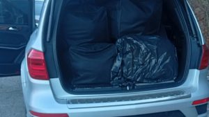 Ιωάννινα: Κινηματογραφική καταδίωξη 23χρονης με 215 κιλά κάνναβης – Μέσα στο τζιπ ήταν και ο 2,5 ετών γιος της (βίντεο)