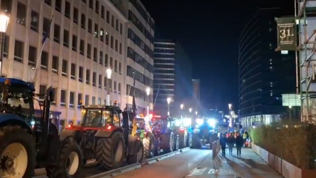 Βρυξέλλες: Αγρότες με τρακτέρ έκλεισαν το βράδυ τη λεωφόρο μπροστά από την Κομισιόν (βίντεο)