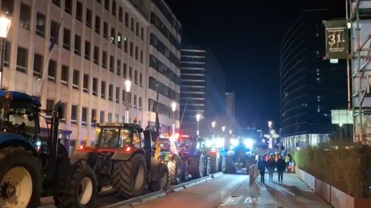 Βρυξέλλες: Αγρότες με τρακτέρ έκλεισαν το βράδυ τη λεωφόρο μπροστά από την Κομισιόν (βίντεο)
