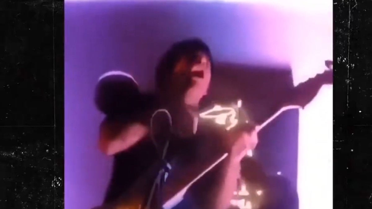 Περού: Πανικός σε μπαρ – Η στιγμή που τραγουδιστής παθαίνει ηλεκτροπληξία (βίντεο)