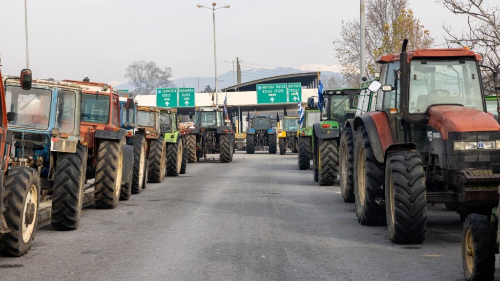 Γιορτές στα μπλόκα για τους αγρότες: Κλείνουν και τις παρακαμπτηρίους – Ανοίγουν τα διόδια για τους ταξιδιώτες