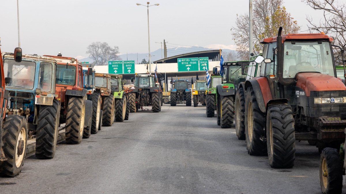 Γιορτές στα μπλόκα για τους αγρότες: Κλείνουν και τις παρακαμπτηρίους – Ανοίγουν τα διόδια για τους ταξιδιώτες