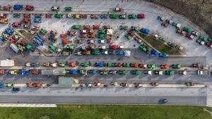 Οι αγρότες αυξάνουν την πίεση, κλείνοντας και τις παρακαμπτήριους οδούς – “Δεν θα ενδώσουμε σε μαξιμαλισμούς” διαμηνύει ο Μητσοτάκης