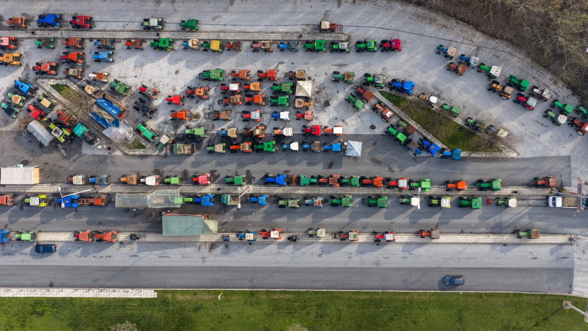 Οι αγρότες αυξάνουν την πίεση, κλείνοντας και τις παρακαμπτήριους οδούς – “Δεν θα ενδώσουμε σε μαξιμαλισμούς” διαμηνύει ο Μητσοτάκης