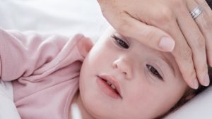 Πυρετικοί σπασμοί στα παιδιά: Τι πρέπει να γνωρίζουν οι γονείς