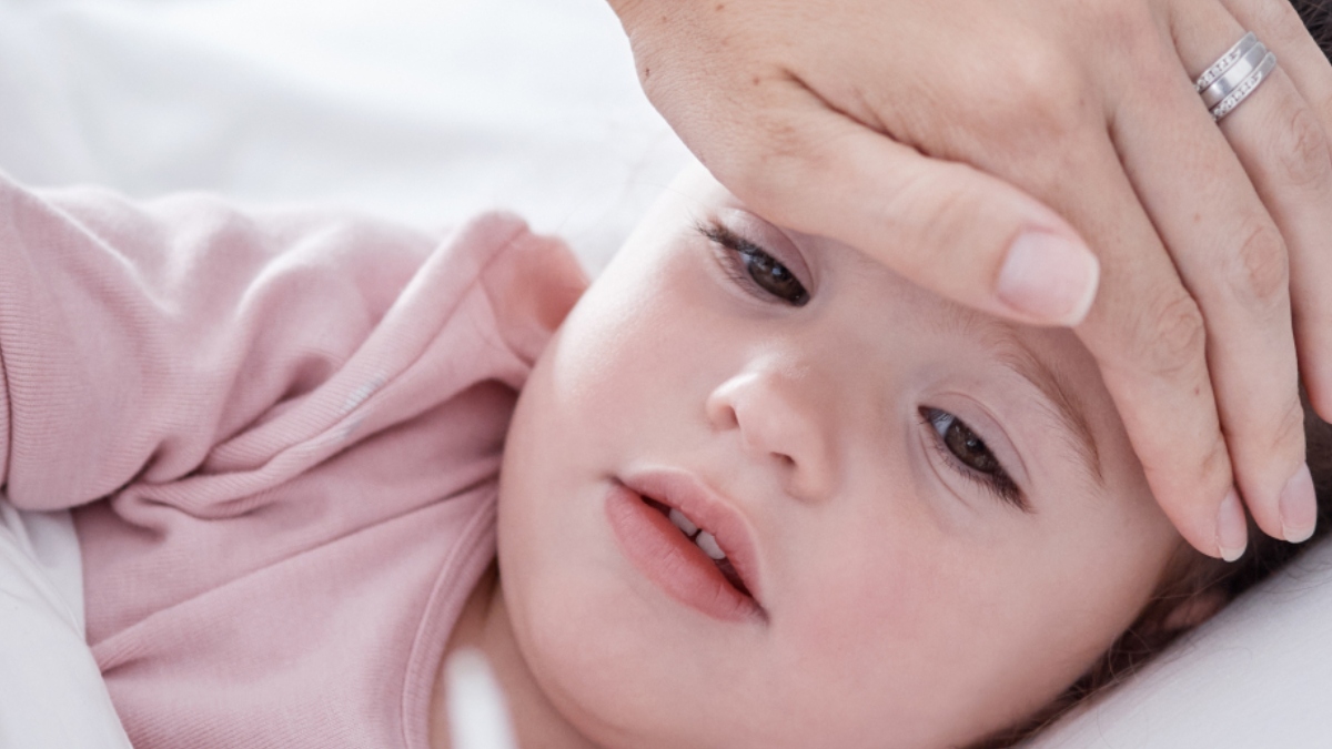 Πυρετικοί σπασμοί στα παιδιά: Τι πρέπει να γνωρίζουν οι γονείς