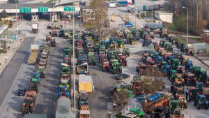 Φουντώνουν οι αγροτικές κινητοποιήσεις – Έκλεισαν και τα δύο ρεύματα κυκλοφορίας στα διόδια των Μαλγάρων