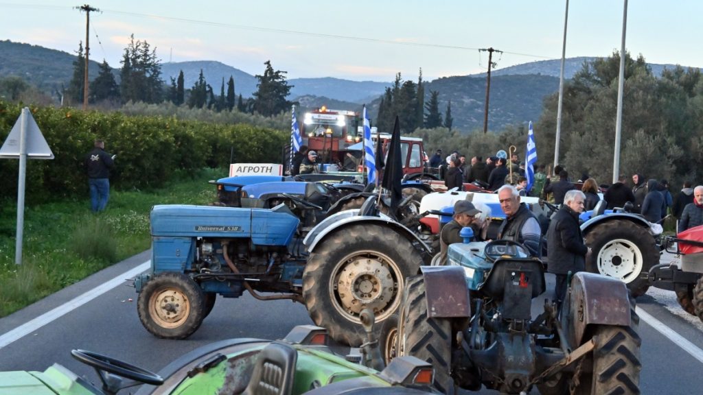 Επιμένουν στις κινητοποιήσεις οι αγρότες: Κλείνουν τις σήραγγες των Τεμπών για τα φορτηγά – Ανοίγουν αύριο τους δρόμους για ΙΧ