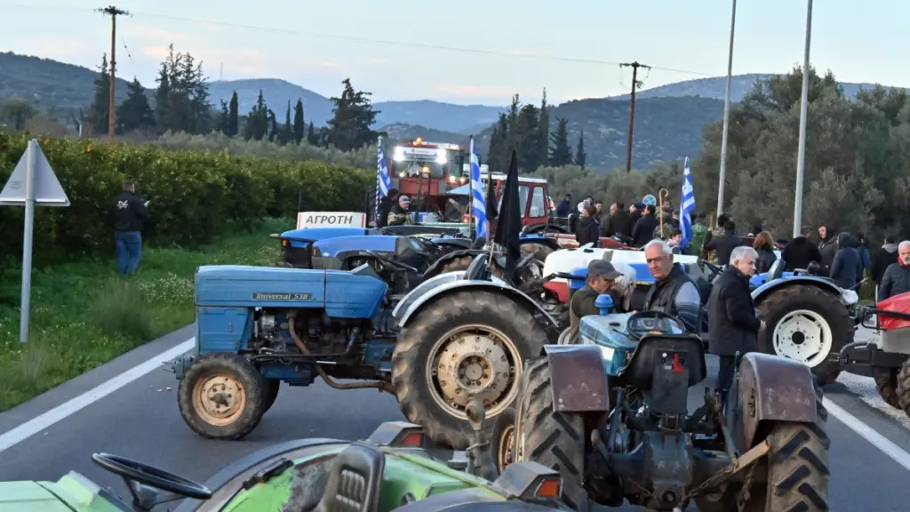 Φάκελο με αιτήματα παρέδωσαν στον Κώστα Τσιάρα εκπρόσωποι αγροτών από την Κορινθία – Τι απαντά το υπουργείο