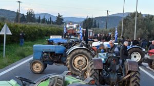 Επιμένουν στις κινητοποιήσεις οι αγρότες: Κλείνουν τις σήραγγες των Τεμπών για τα φορτηγά – Ανοίγουν αύριο τους δρόμους για ΙΧ