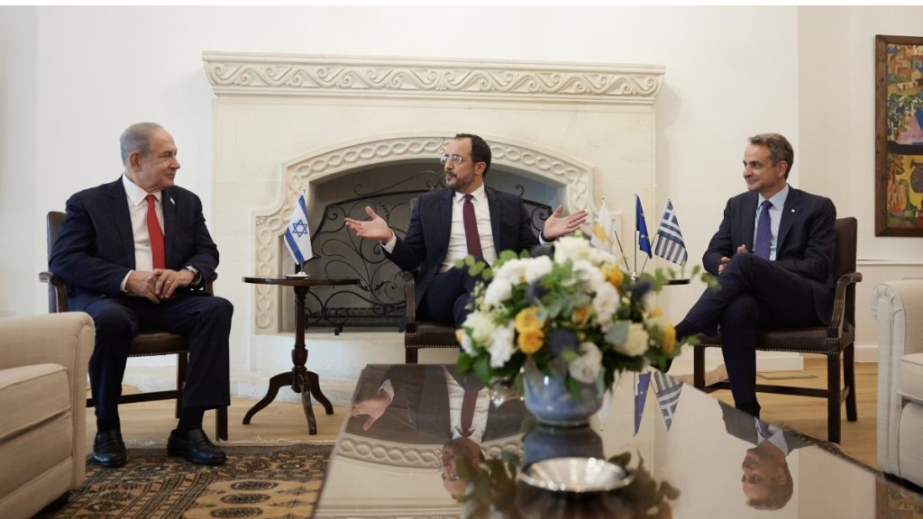 Σε Ιερουσαλήμ και Ραμάλα ο Μητσοτάκης – Τριμερής με Κύπρο, Ισραήλ και συναντήσεις με Νετανιάχου και Αμπάς