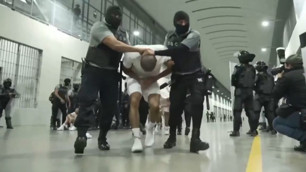 ΗΠΑ: Το CBS ανέβαλε την προβολή του ντοκιμαντέρ για τη φυλακή CECOT στο Ελ Σαλβαδόρ – Δείτε το τρέιλερ